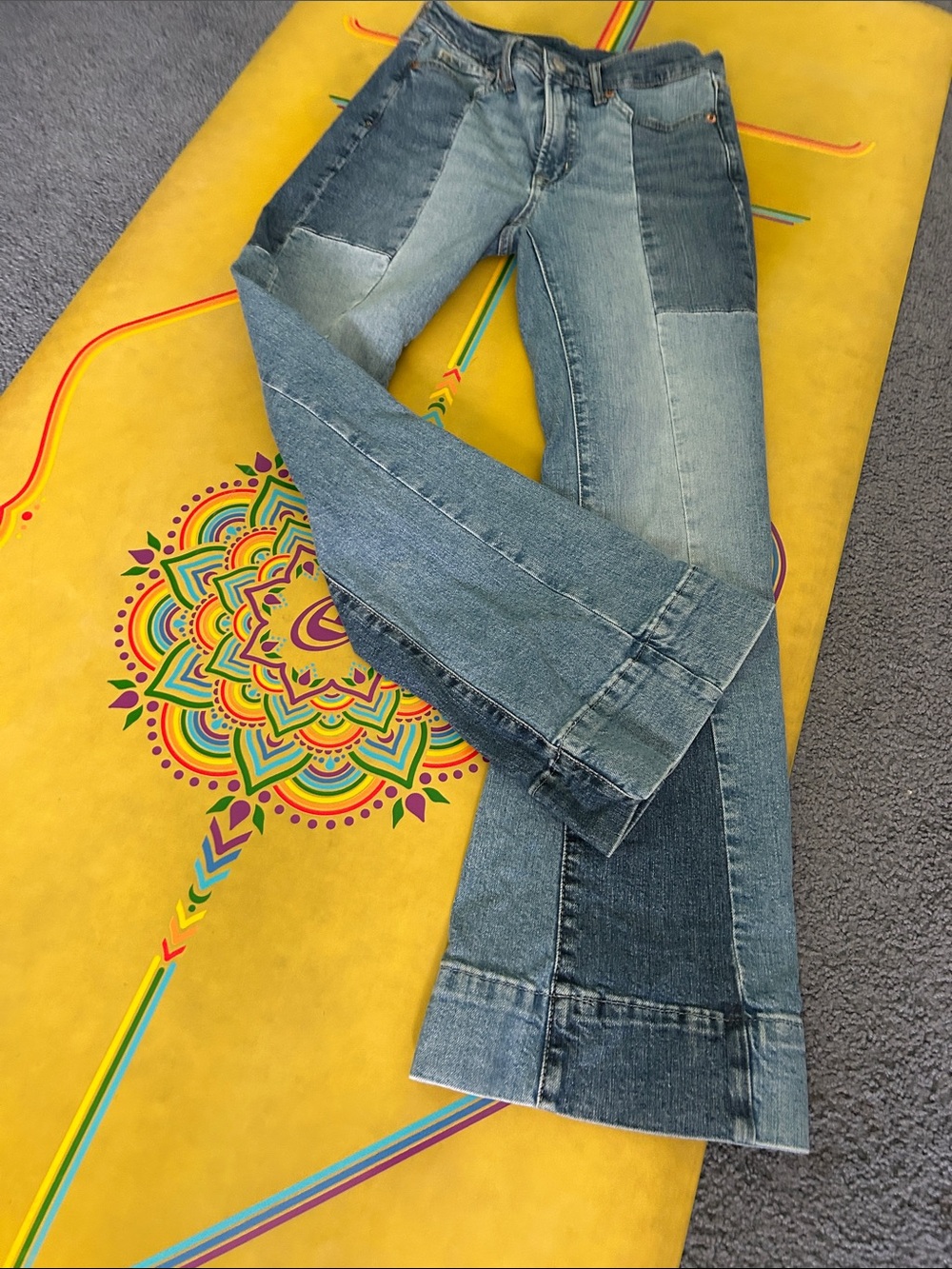 GAP 70's Flare High Rise Patchwork Light / Medium Wash Jeans, size 0 / 25 petite - Picture 4 of 4